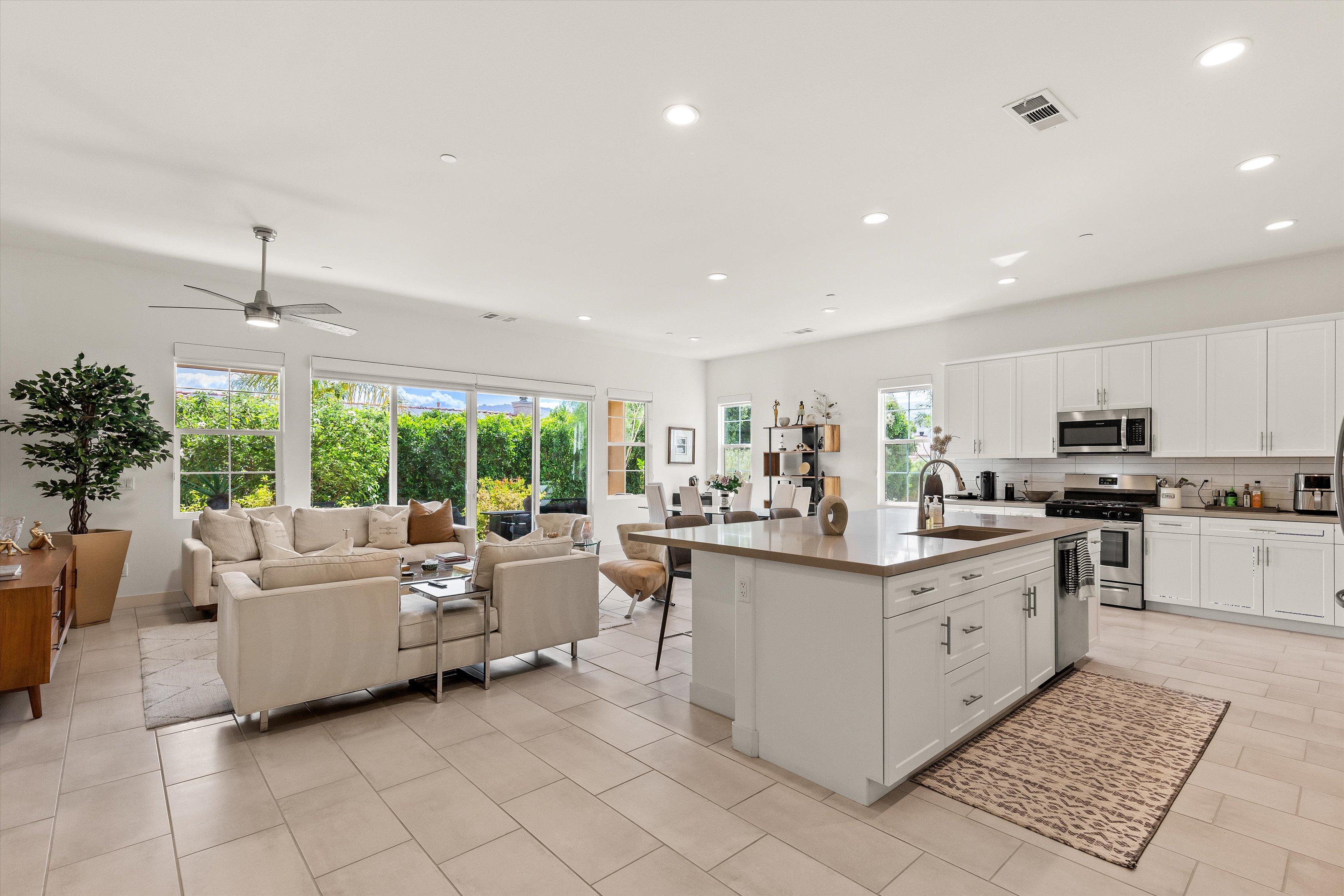 A premier 3/3 residence in Villa Portofino - Image# 2